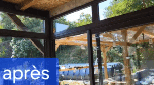 Véranda lumineuse avec larges baies vitrées sombres offrant une vue sur un jardin verdoyant et une piscine hors-sol. Texte: 'après'.